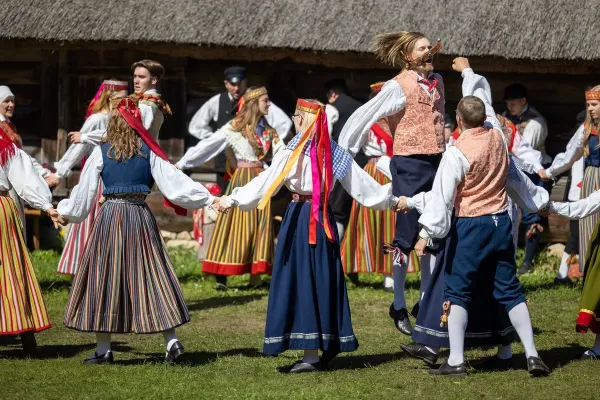 folklorna-skupina-splet-1200-6C2A48D6A-3BE0-76CF-F166-833AFFABD3FE.webp