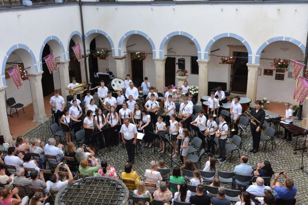zakljucni-koncert-glasbena-sola-sevnica-11AB4C85D2-DF82-E18D-BB57-60174135796F.jpg
