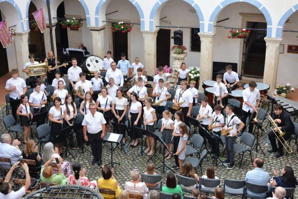 zakljucni-koncert-glasbena-sola-sevnica-12B2AE349F-60D1-2403-7F08-ADB6D8C3BA8E.jpg