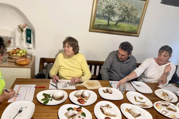 jabolcni-strudelj-podsreda-komisija-pri-ocenjevanju941B43DB-C50E-0F3D-034F-67D650BD0970.webp