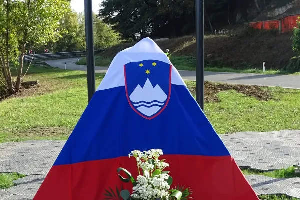 polaganje-venca-prilipe-163941706A-F1A8-0140-DF25-2BE54AA1C48C.webp